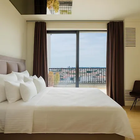 Queen's Park Aparthotel 4*