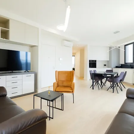 Aparthotel Queen's Park 4*